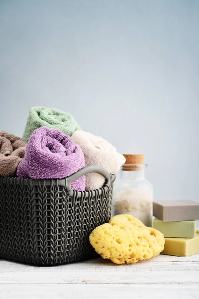 Farklı renkteki banyo havlusu — Stok fotoğraf