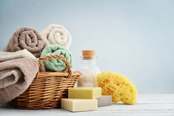 Serviettes de bain de différentes couleurs dans le panier en osier — Photo