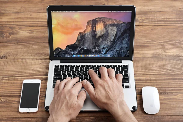 Männer verwenden Apple macbook pro — Stockfoto