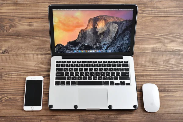 Яблоко MacBook Pro — стоковое фото