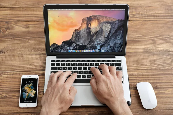 Männer verwenden Apple macbook pro — Stockfoto