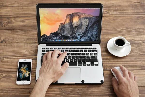 Männer verwenden Apple macbook pro — Stockfoto