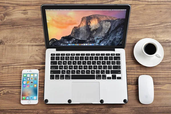 Яблоко MacBook Pro — стоковое фото