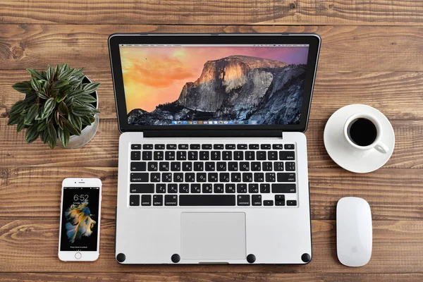 Apple MacBook Pro — Stock Photo, Image