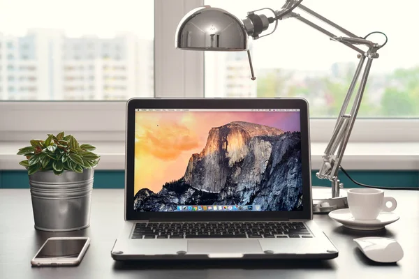 苹果的 Macbook Air 2014 年初 — 图库照片