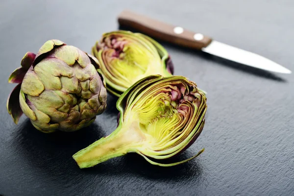 Két friss Artichokes — Stock Fotó