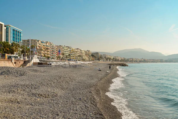 Playa vacía en Niza y Promenade des Anglais — Foto de Stock