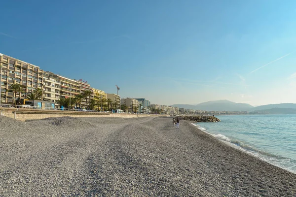 Playa vacía en Niza y Promenade des Anglais — Foto de Stock