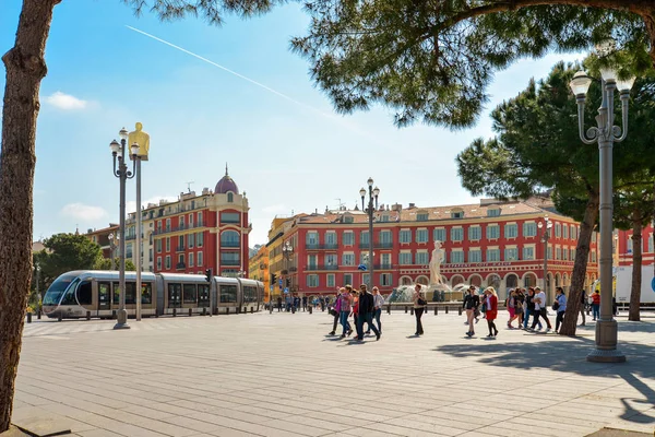 Plaza Central con tranvía moderno de alta velocidad en Niza, Francia — Foto de Stock