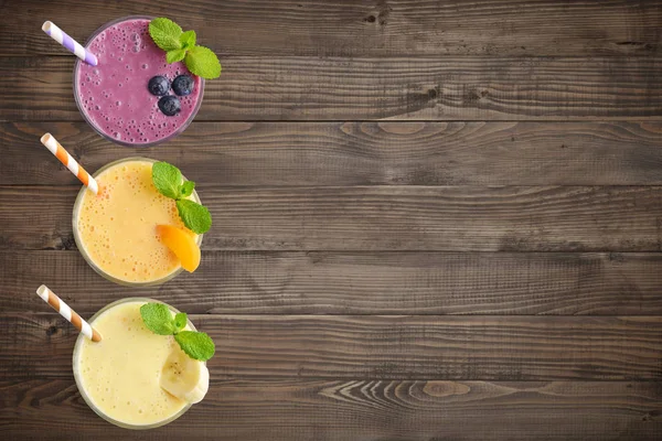 Trois verres de milkshakes aux fruits — Photo