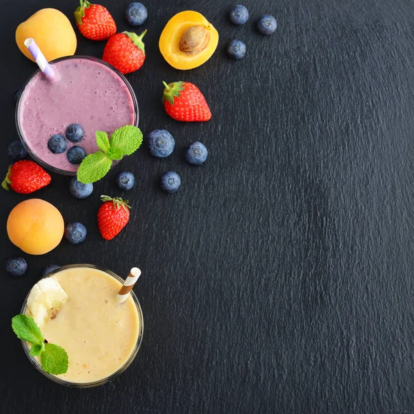 Verre de milkshake aux fruits — Photo