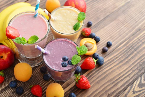 Tres vasos de batidos de frutas — Foto de Stock