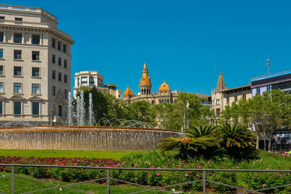 Hermosa fuente en Plaza Catalunya — Foto de Stock