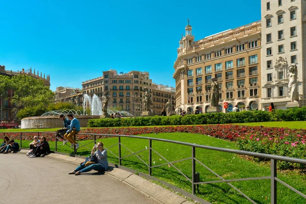 Hermosa fuente en Plaza Catalunya — Foto de Stock