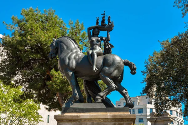 Estatua mujer a caballo — Foto de Stock