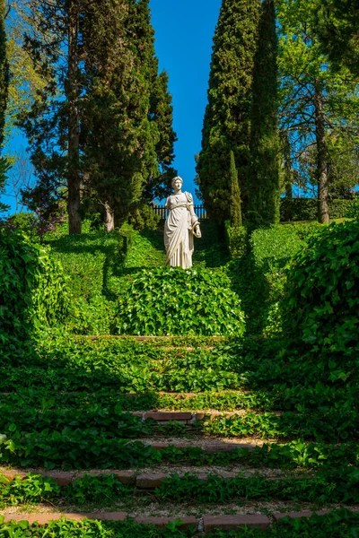 Escalera cubierta de hiedra y escultura — Foto de Stock