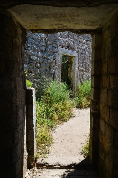 Vecchie mura in pietra di fortificazione medievale — Foto Stock