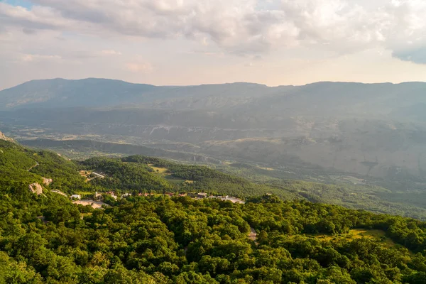 Zobacz na góry z klasztor Ostrog — Zdjęcie stockowe