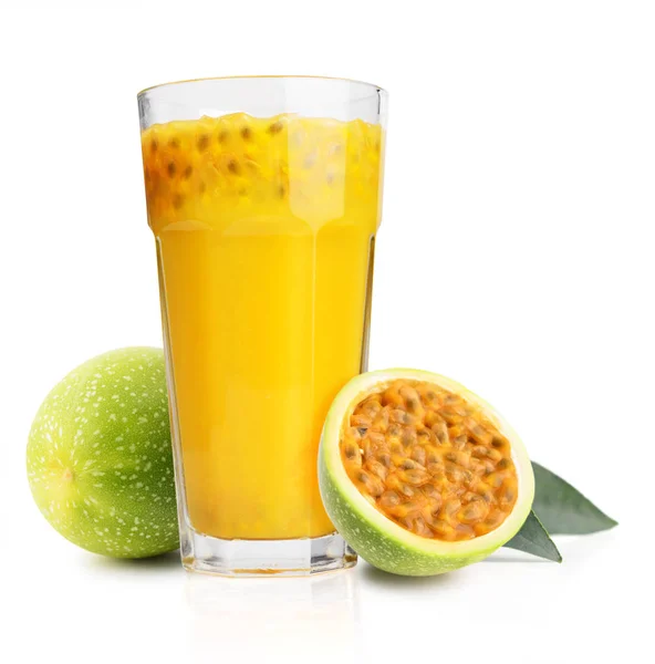 Passion fruit with fresh juice — Stock Photo, Image