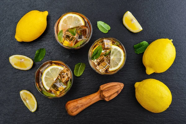 Bicchieri di limonata dolce ghiacciata — Foto Stock