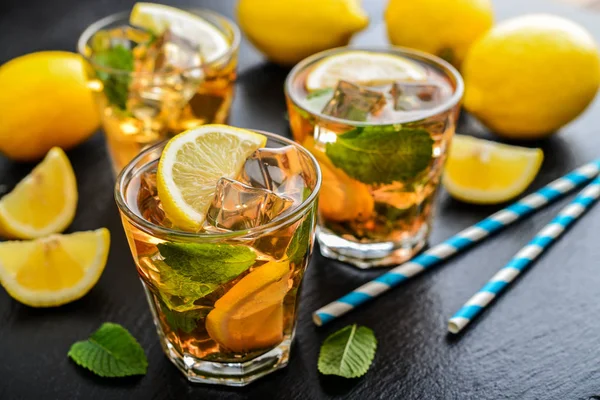Bicchieri di limonata dolce ghiacciata — Foto Stock