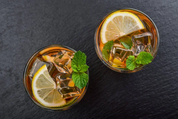Due bicchieri di limonata dolce ghiacciata — Foto Stock
