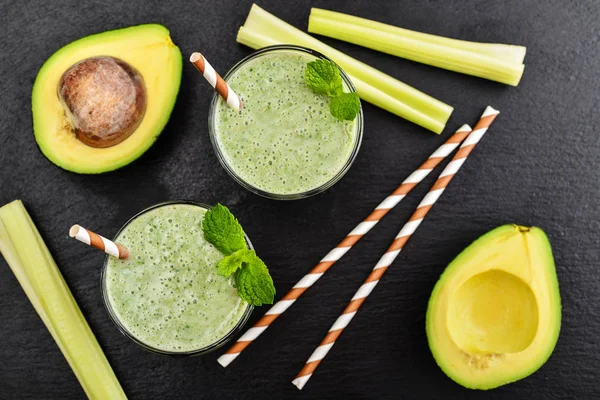 Färsk avokado smoothie — Stockfoto