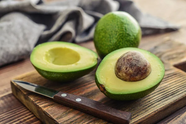 Avocado fresco sul tagliere — Foto Stock