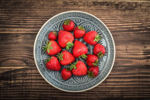 Aardbei in kommen — Stockfoto