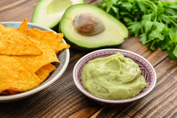 Guacamole omáčka s čerstvou avokádem — Stock fotografie