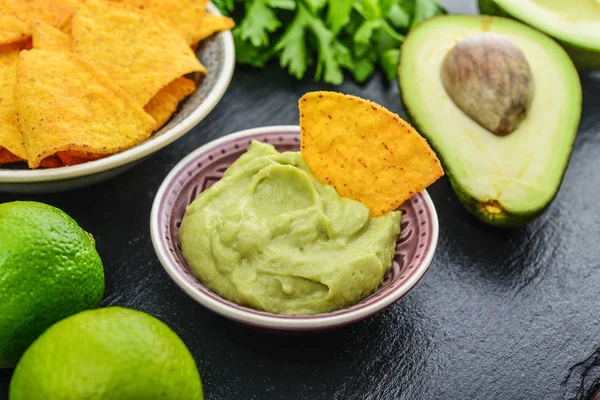 Salsa de guacamole con aguacate fresco — Foto de Stock