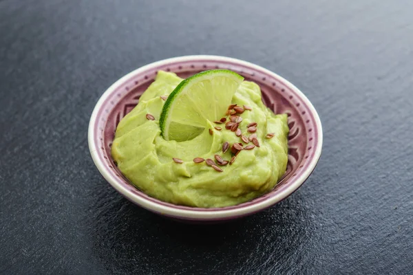 Sauce guacamole au citron vert frais — Photo