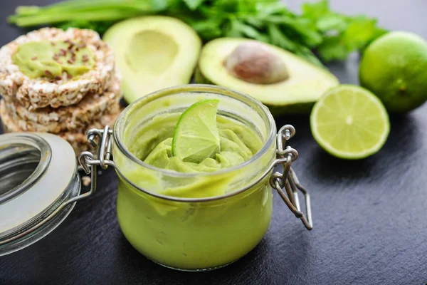 Salsa de guacamole con aguacate fresco — Foto de Stock