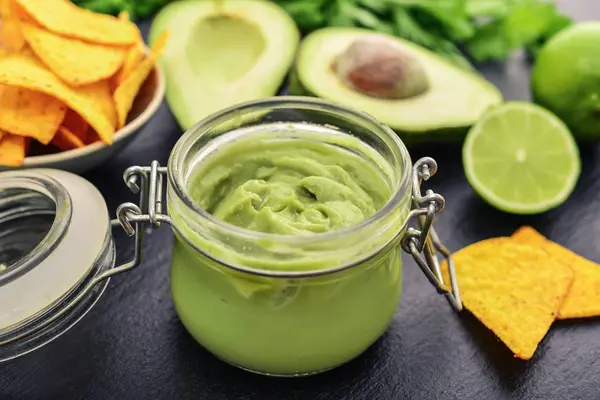 Molho de guacamole com abacate fresco — Fotografia de Stock