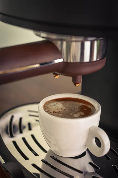 Macchina da caffè preparare caffè fresco — Foto Stock