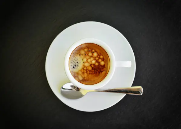 Espresso koffie in klein wit kopje — Stockfoto