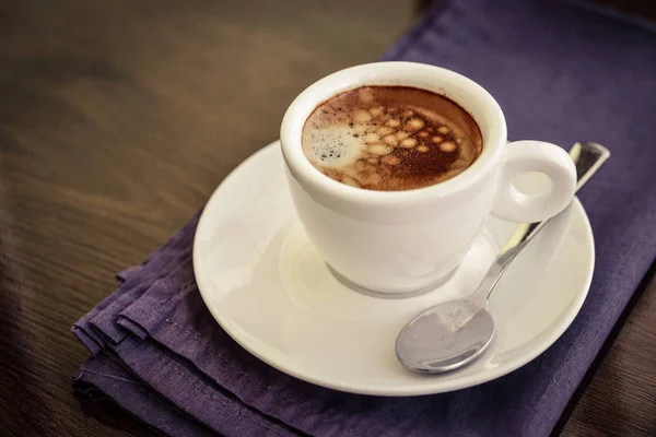 Espressokaffe i liten vit kopp — Stockfoto