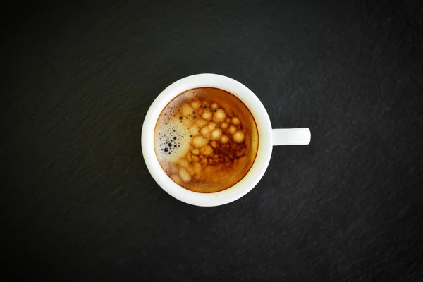 Espresso koffie in klein wit kopje — Stockfoto