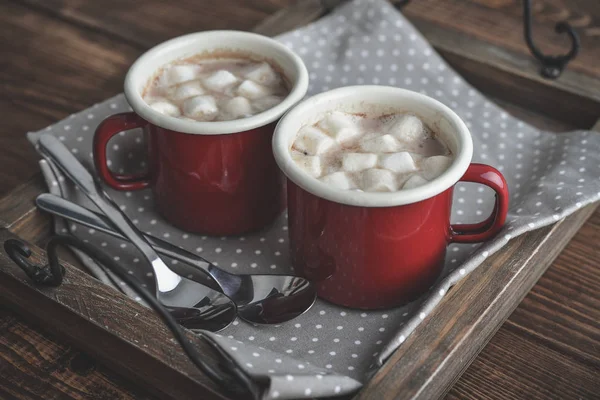 Twee metalen mokken cacao met marshmallows — Stockfoto