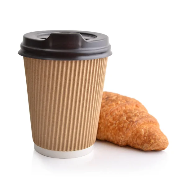 Kaffee und frisches Croissant zum Mitnehmen — Stockfoto