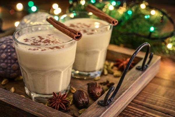 Bebida tradicional de Navidad ponche de huevo —  Fotos de Stock