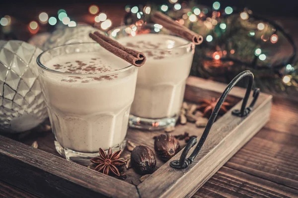 Bebida tradicional de Navidad ponche de huevo — Foto de Stock