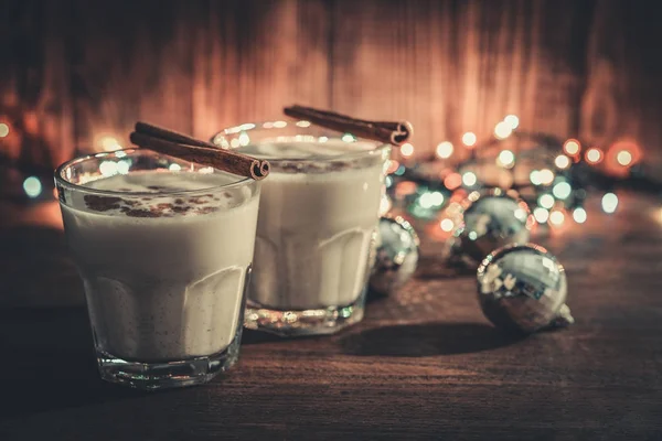 Bebida tradicional de Navidad ponche de huevo — Foto de Stock