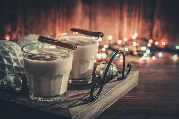 Bebida tradicional de Navidad ponche de huevo —  Fotos de Stock