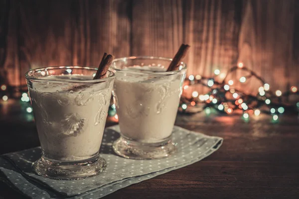Традиционный рождественский коктейль эгног — стоковое фото