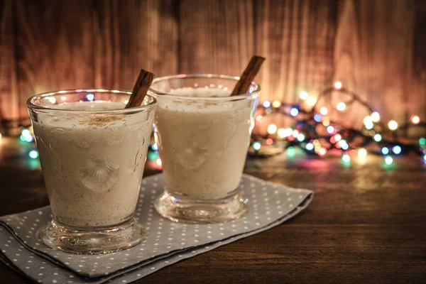 Традиционный рождественский коктейль эгног — стоковое фото