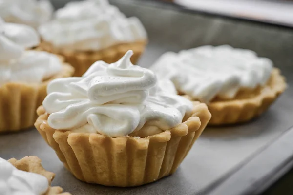 Tartlets with Italian meringue — Stock Photo, Image