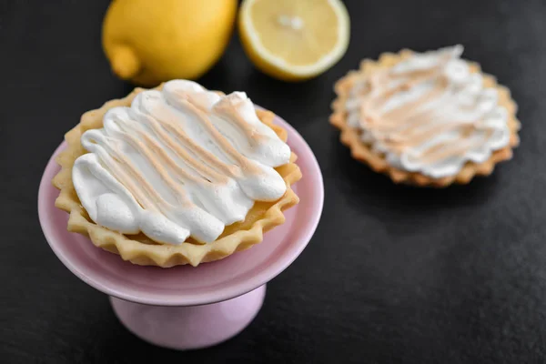 Tartlet com merengue italiano — Fotografia de Stock