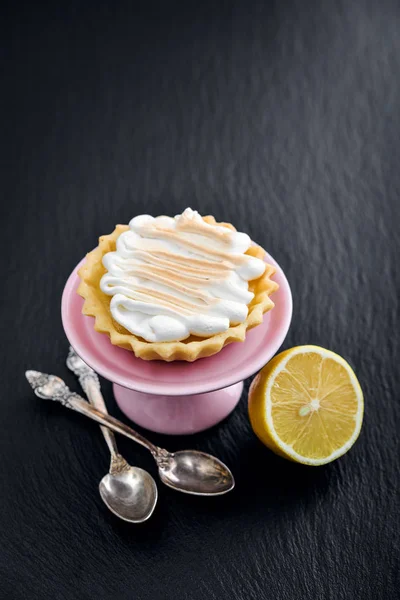 Tartlet com merengue italiano — Fotografia de Stock