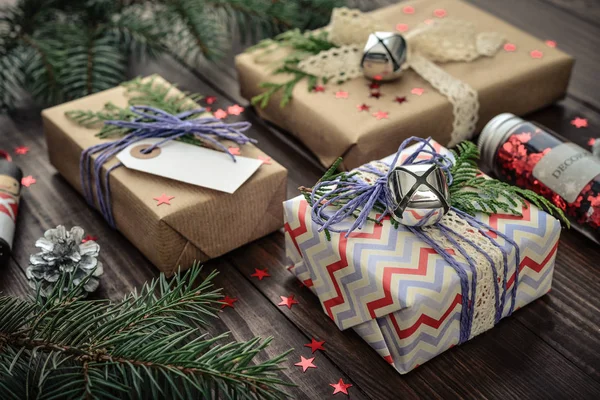Vánoční dárky s vánoční dekorace — Stock fotografie